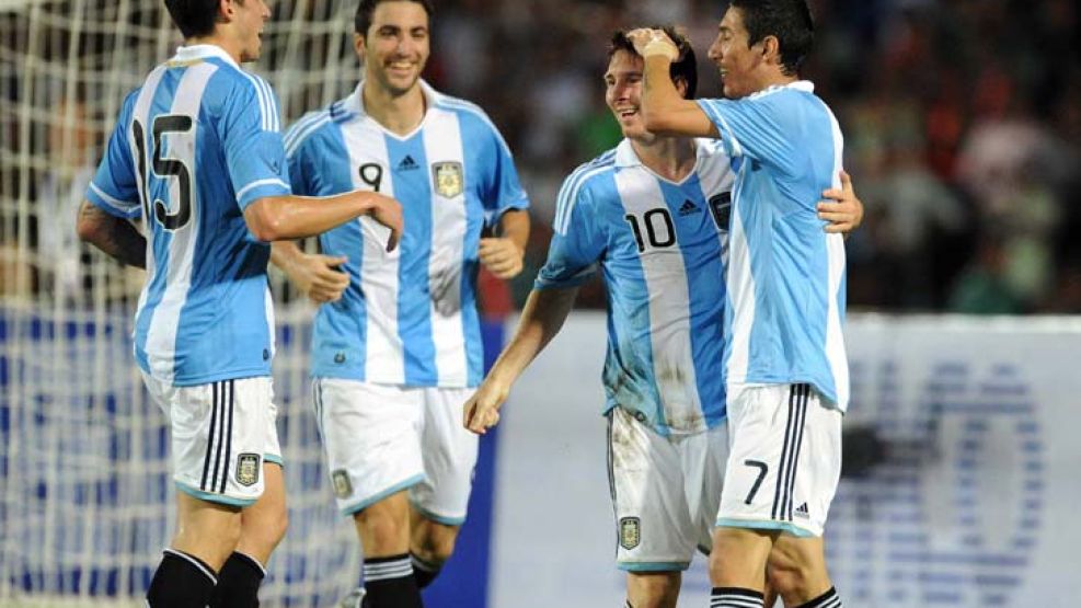 Sosa, Higuaín y Di María felicitan a Messi por la apilada del segundo gol. 