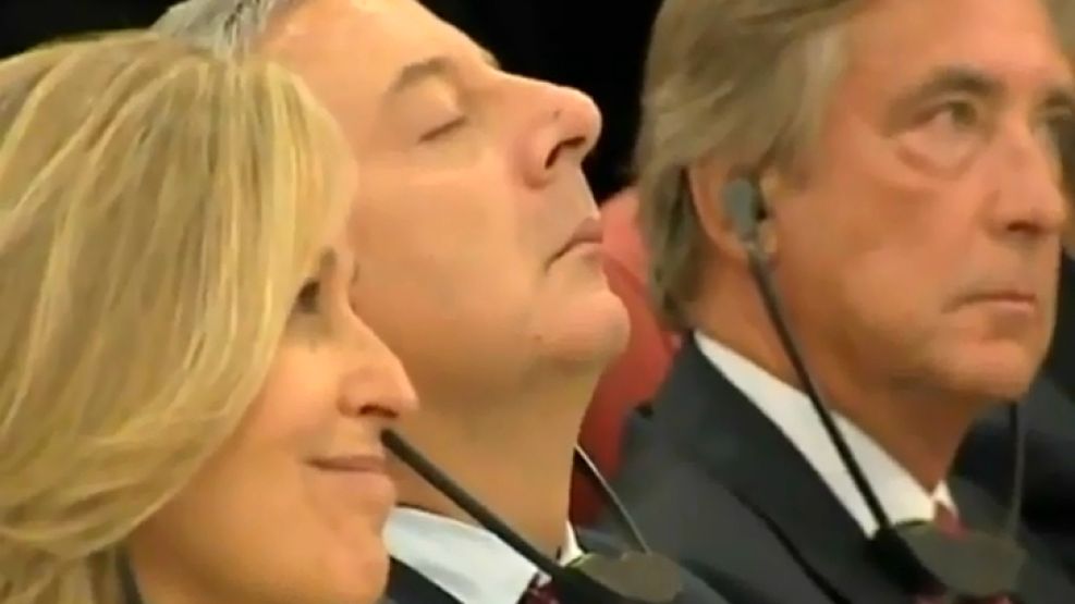 José Blanco, ministro de Fomento español, sorprendido in fraganti durante una siesta.
