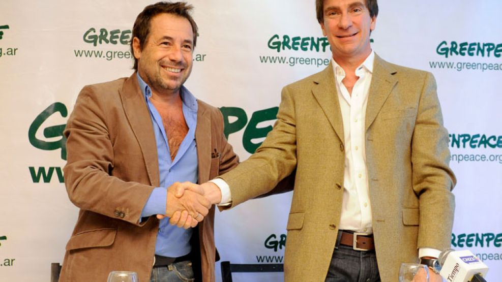 Ricky Sarkany junto a Martín Prieto, director ejecutivo de Greenpeace en Argentina.