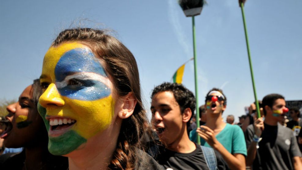 Miles de indignados se suman a los festejos de su independencia en Brasil.