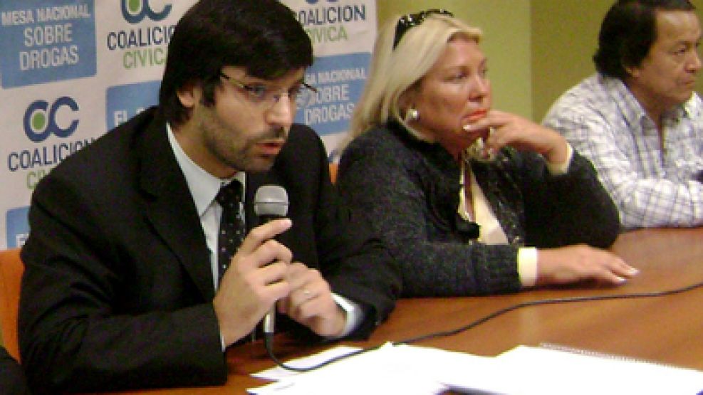 Tiempo pasado. El diputado Cinquerrui (izq) comparte una conferencia de prensa junto a su ex líder, Lilita Carrió