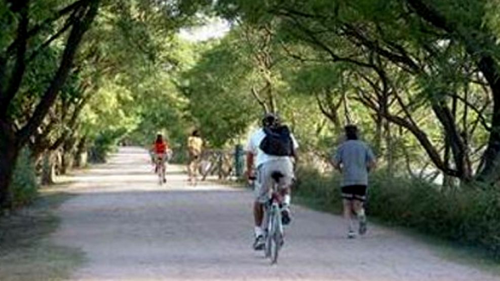 La Reserva Ecológica, frente al Río de la Plata, es utilizada por cientos de deportistas.