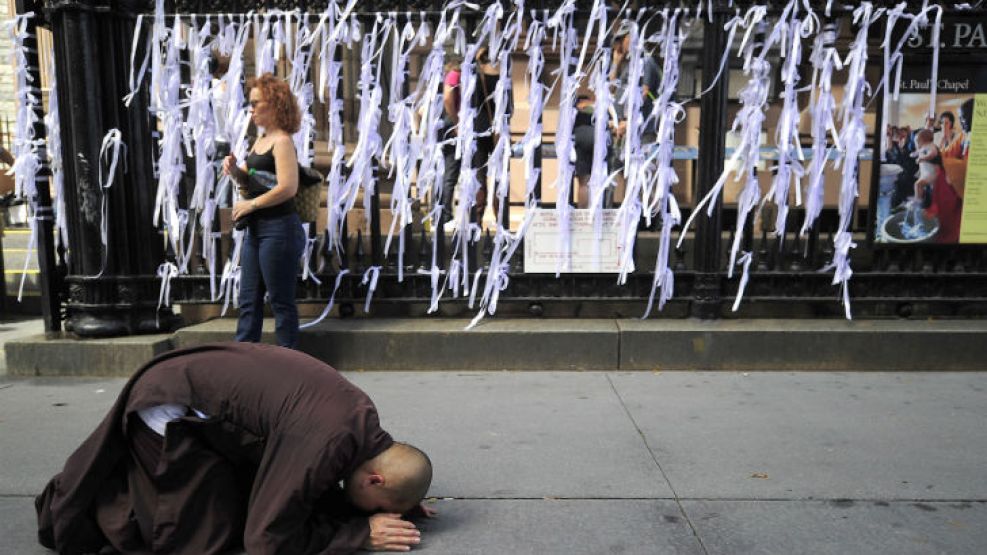 Un religioso reza ante el Lazo de Conmemoración, una de las tantas muestras por el recuerdo del 11-S.