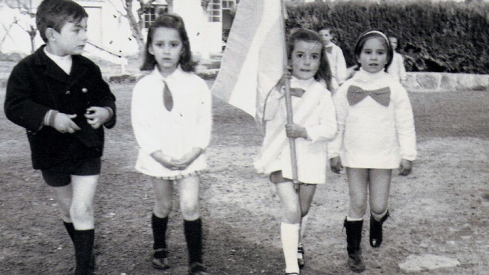 Gabriela Michetti, escolta de la bandera, en la escuela de Laprida, donde nació.