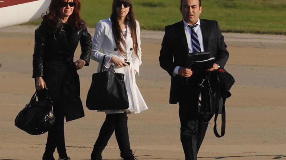 La presidenta rumbo a París, junto a su hija.