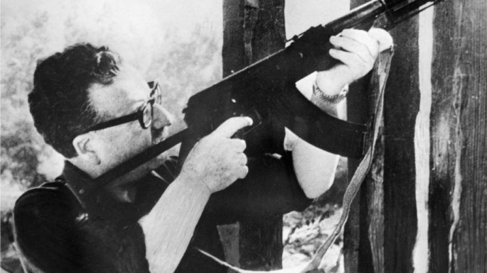 Salvador Allende con su rifle AK-47, de fabricación rusa. Fue el arma con la que dio fin a su vida. 