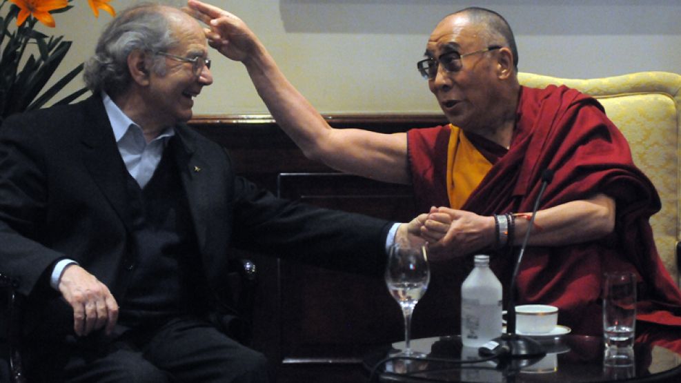 El Dalai Lama, jefe espiritual del budismo tibetano, brindó una conferencia de prensa, acompañado por el Nóbel de la Paz, Adolfo Perez Esquivel.