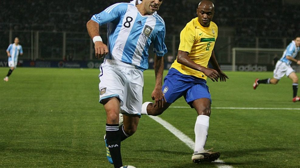 Augusto Fernández supera a un jugador brasileño. Buen debut de la Selección local.