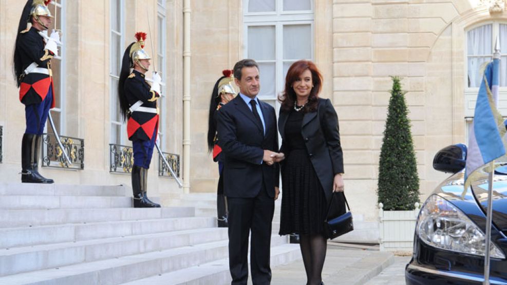 El presidente francés, Nicolas Sarkozy, y su par Cristina Fernández de Kirchner, este mediodía en el Palacio del Eliseo, en París.
