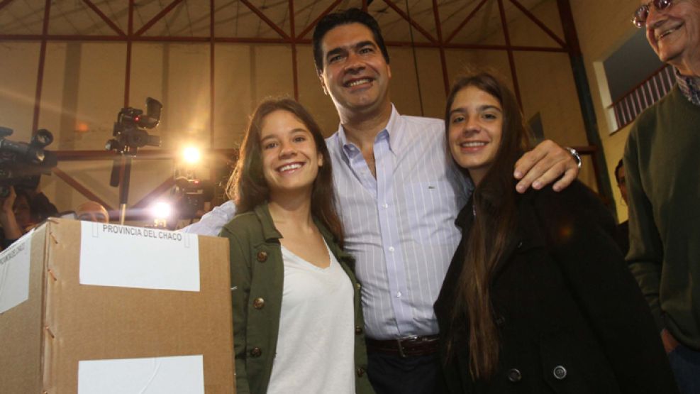 El gobernador Jorge Capitanich acudió a votar junto a sus dos hijas. Su confianza en obtener el primer puesto en el escrutinio es total.