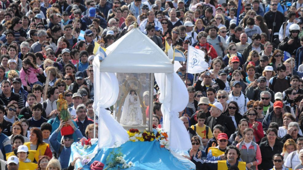 Miles de rosarinos iniciaron esta tarde la 18a. peregrinación de la virgen del Rosario que llegará mañana a San Nicolás.