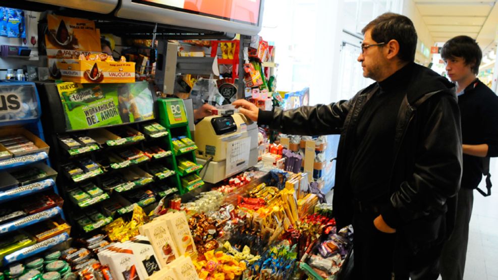 Vicio. Schoklender visita el kiosko del supermercado en donde siempre compra sus cigarrillos preferidos.