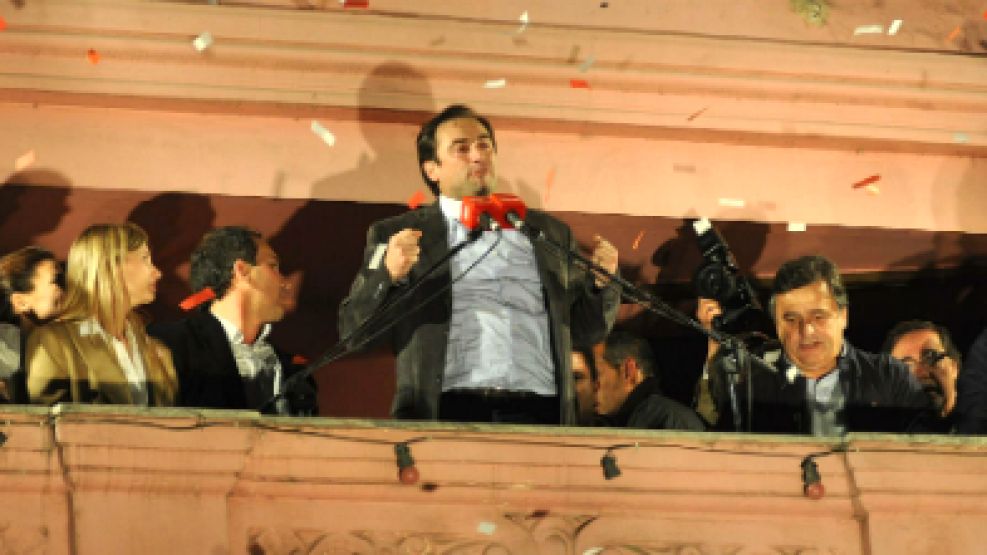 Ramón Mestre electo intendente por la ciudad de Córdoba, festeja junto a su vice, Marcelo Cossar y al candidato presidencial de Udeso, Ricardo Alfonsín