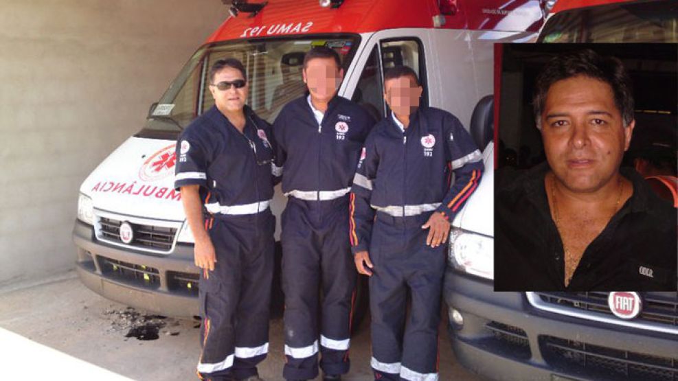 Luis Pedraza Sandoval, a la izquierda, como médico de emergencias en Sao Luis de Maranhao, en el norte de Brasil, donde vive desde hace varios años.