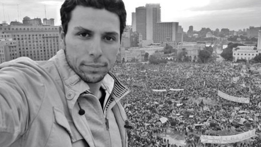 Ayman Mohyeldin en la plaza de El Cairo que protestó contra Mubarak, y cubriendo para Al Jazeera. 