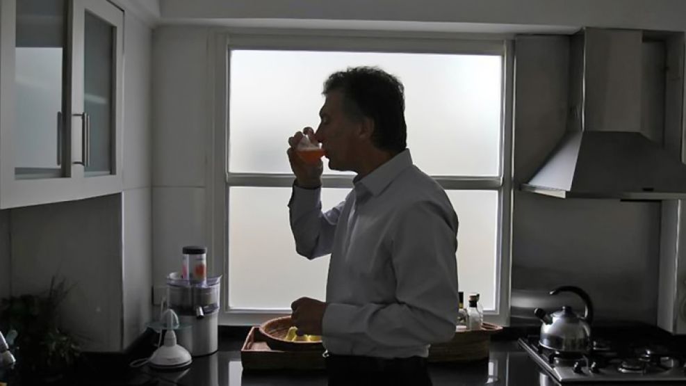 Macri y su nueva vida sana. En esta imagen, tomando un jugo de naranja natural.