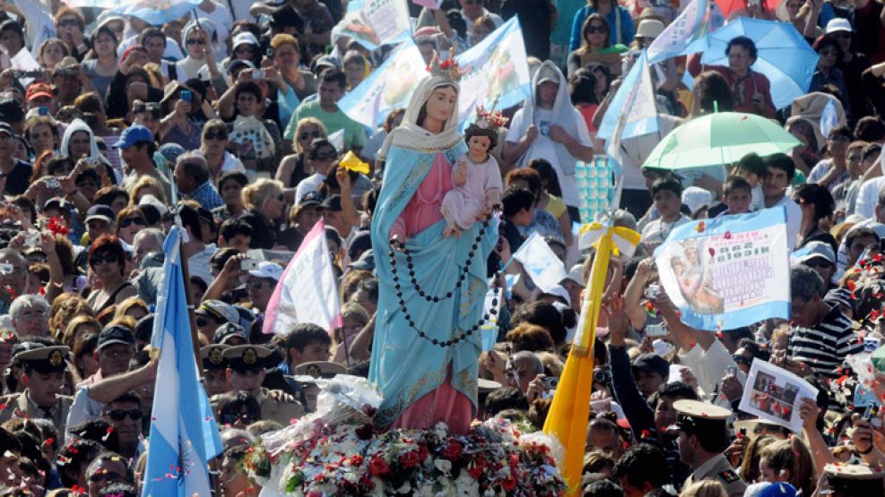 Miles de fieles se acercaron a San Nicolás con motivo de la festividad de la Virgen.