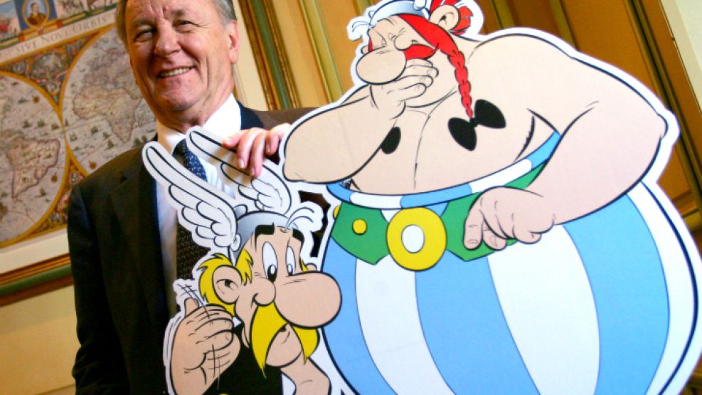 El ilustrador de Asterix, Albert Uderzo, posa junto a sus creaciones durante la presentación de un nuevo libro.