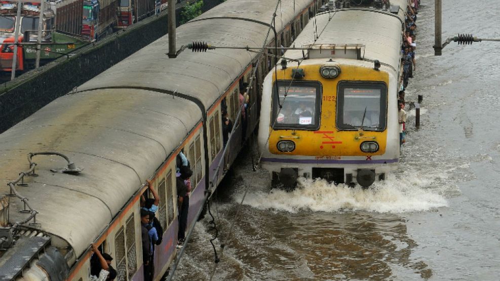 Los trenes de Mumbai recorren los rieles totalmente cubiertos de agua.