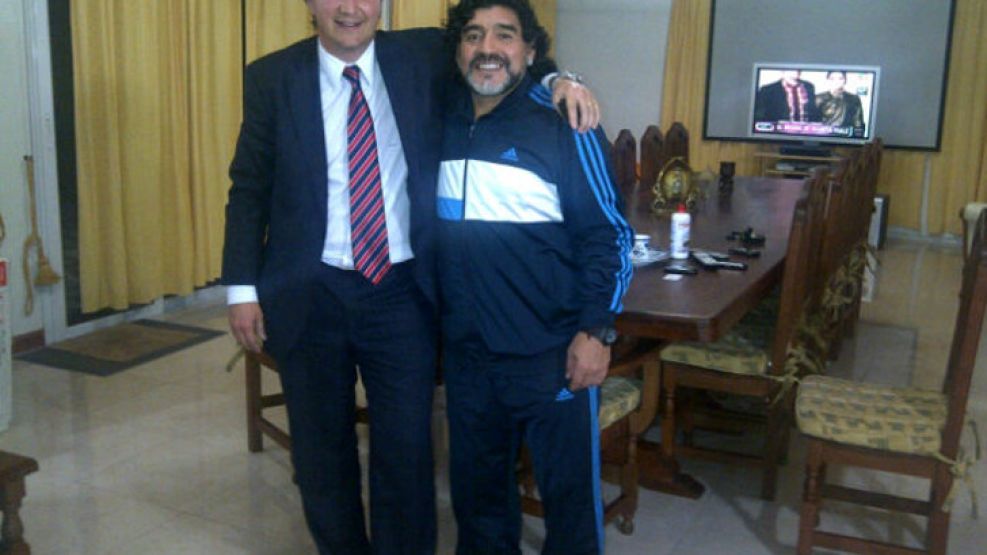 Sánchez Kalbermatten junto a Diego Maradona. 