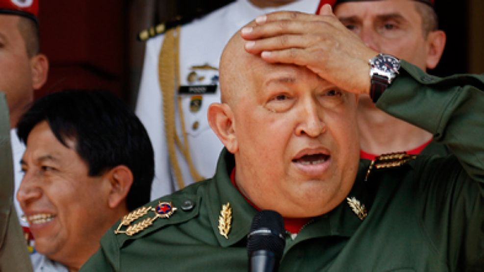 Chávez asegura que "ya le ganó al cáncer", pero la alarma por su salud crece en Venezuela.
