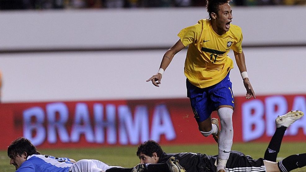 Neymar grita su gol, el segundo de Brasil.