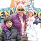 Karen Reichardt junto a sus hijos Juan Marcos y Martina en Parque de la Costa
