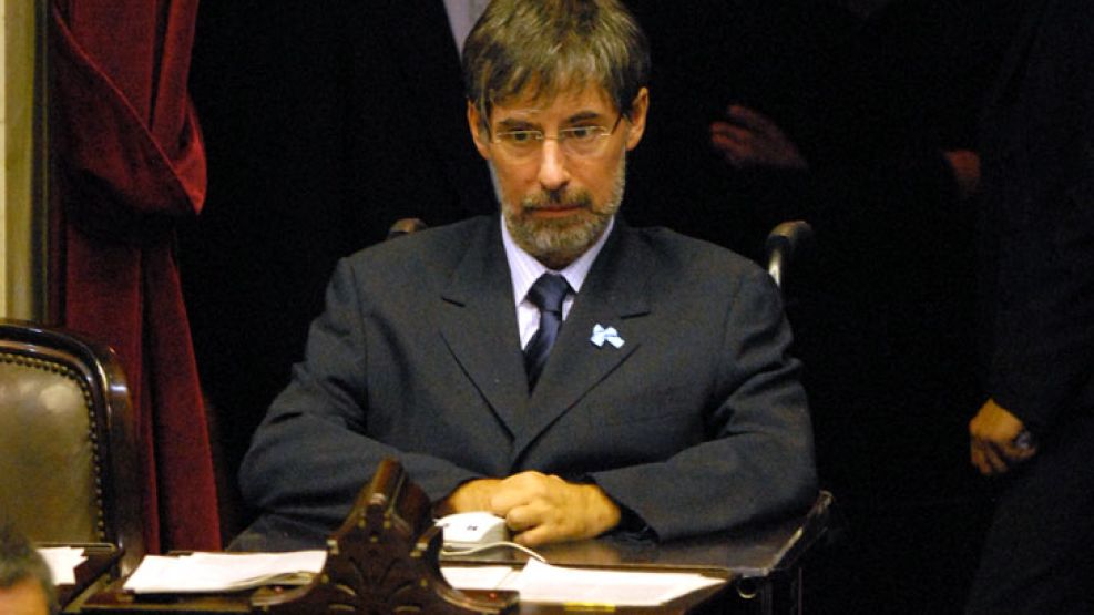 El diputado socialista K, Jorge Rivas, quedó en silla de ruedas tras haber sufrido un violento asalto a mano armado. Se repusó y con un sistema informático logró recuperar la comunicación.