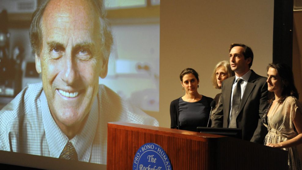 La familia de Ralph Steinman, fallecido en viernes, habla en la Universidad Rockefeller.