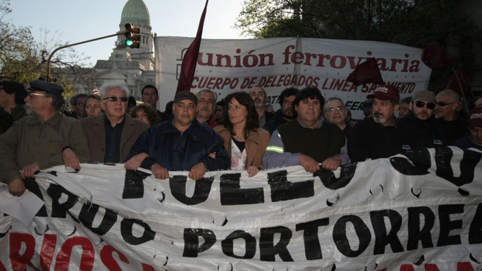 El frente de la marcha por la liberación de Sobrero: Jorge Altamira, Néstor Pitrola, Vilma Ripoll y Néstor Segovia (metrodelegados), entre otros sindicalistas que respaldaron al delegado del Sarmiento