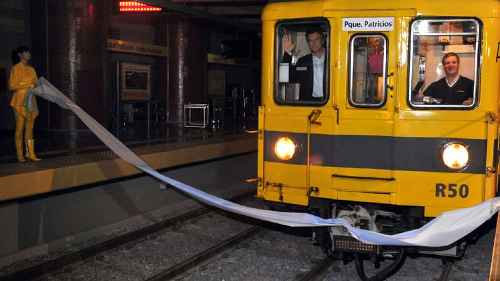 Mauricio Macri se volvió a subir al subte para inaugurar la estación Parque Patricios de la Línea H. 