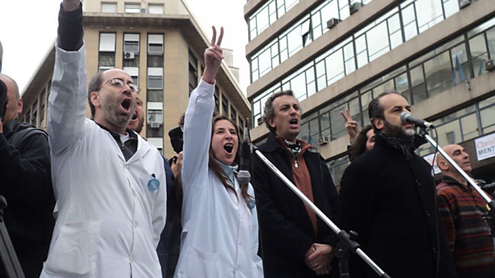 Sindicalistas de ATE cantan el himno durante el acto frente a la legislatura. A la derecha, el secretario general de la Asociación de Trabajadores del Estado (ATE), Eduardo López.