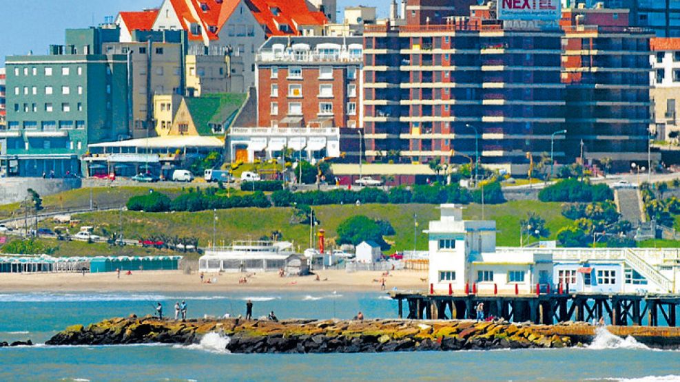 Mar del Plata ofrece playas de punta a punta, un puerto de ultramar con oferta gastronómica, varias zonas con diferentes atractivos, espectáculos de temporada, cines.