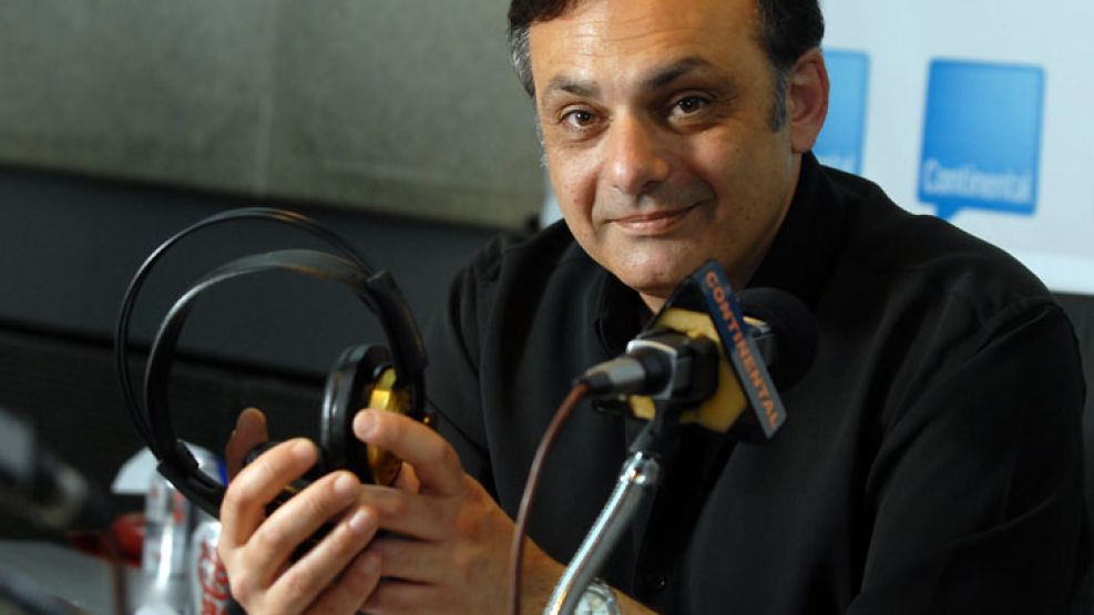 Franco Bagnato en un programa de su radio, FM Brisas, en Mar del Plata.