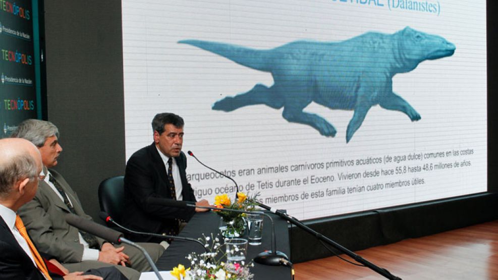 El director nacional del Antártico, Mariano Mémolli, y el director del Proyecto de Paleontología de Vertebrados de la Antártida, Marcelo Reguero, explicaron en Tecnópolis el hallazgo científico en la 