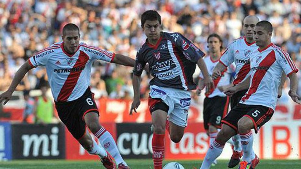 Dybala, bien marcado por los jugadores de River