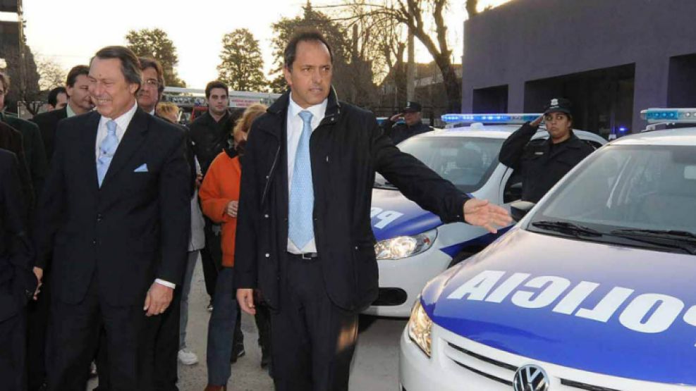 Daniel Scioli junto a su ministro de Seguridad, Ricardo Casal, otra vez cuestionado por De Narváez.