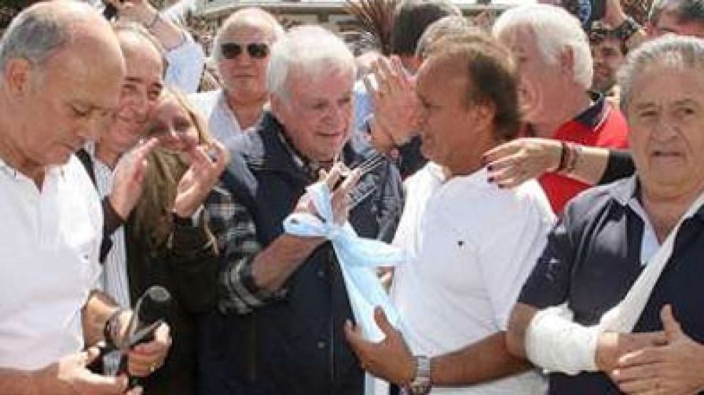 En Necochea, Duhalde con Gerónimo Venegas y Miguel del Sel. 