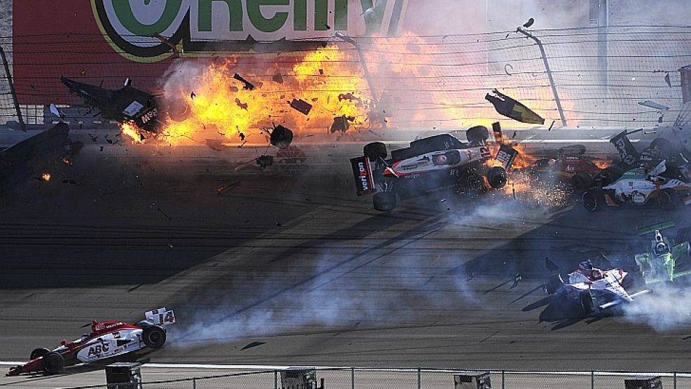 Los autos se deshacen en medio de las llamas. Así murió Dan Wheldon.