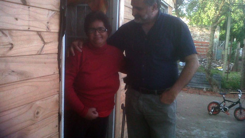 Elsa Rodríguez en la casilla de madera que le cedió el Estado en Berazategui, donde siempre vivió. La acompaña Eduardo Belligoni, del Partido y Polo Obrero. El estuvo junto a la familia en todo el pro