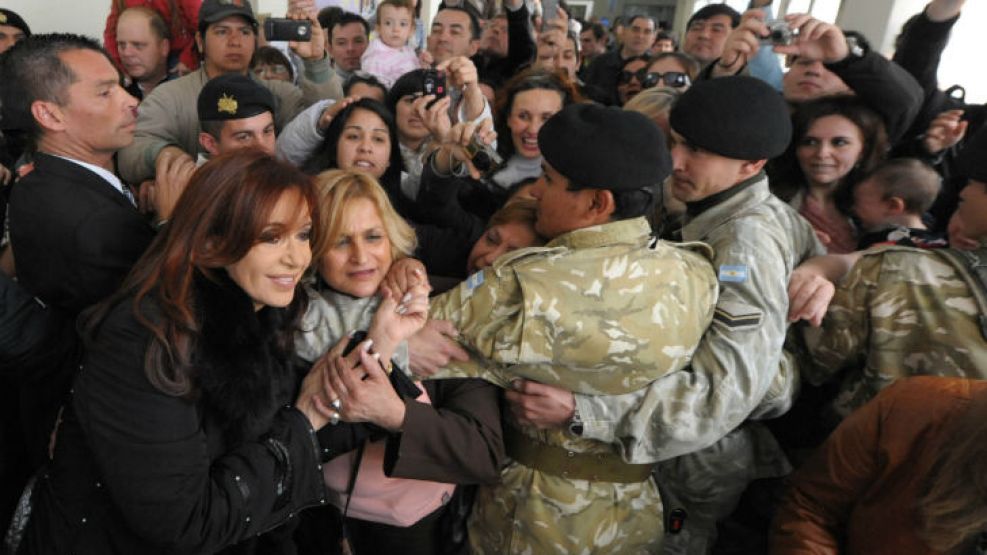 Cristina rodeada de la gente momentos después de votar