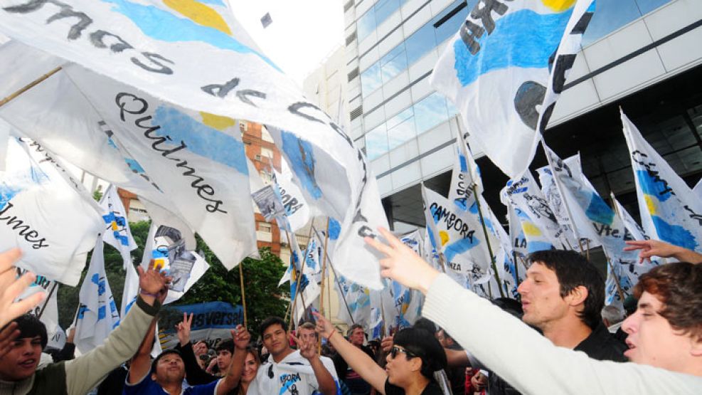 Militantes y agrupaciones kirchnerista comienzan a ubicarse fuera del búnker kirchnerista en el microcentro porteño.