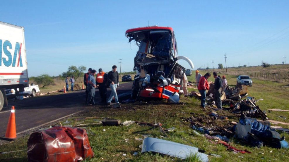 Así quedó el colectivo que trasladaba a los estudiantes de Ecos, el 8 de octubre de 2006.