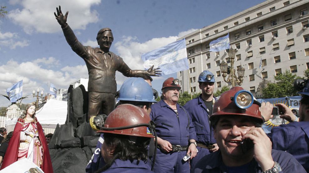 El monumento es trasladado por mineros de Río Turbio. Luego será llevado a esa ciudad de Santa Cruz.