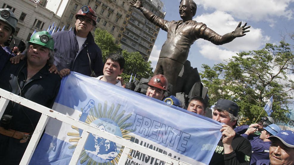 Es un homenaje a la defensa de Kirchner a los mineros, que será instalada en Río Turbio.