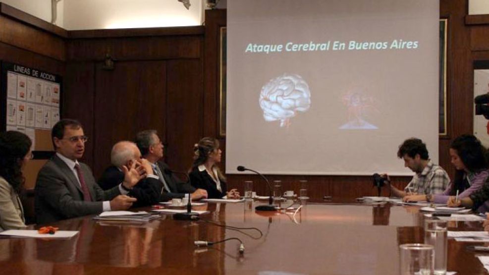 Los miembros de la Asociación Argentina de Ataque Cerebral en el Ministerio de Salud.