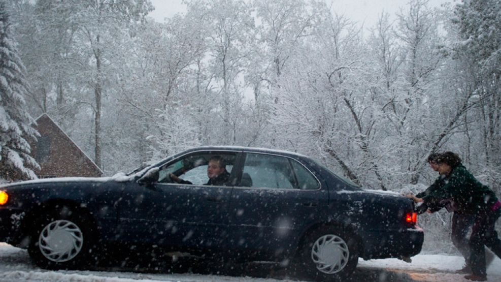 La tormenta de nieve llegó a los alrededores de Nueva York y hasta el momento hay tres muertes confirmadas.