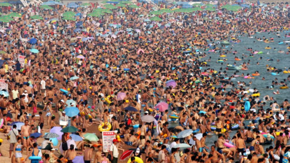 No es Mar del Plata en sus épocas más concurridas, sino Qingdao, una playa de China.