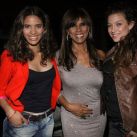 Anama con su hija Taina Ferreira y Victoria Ramos, modelo del staff