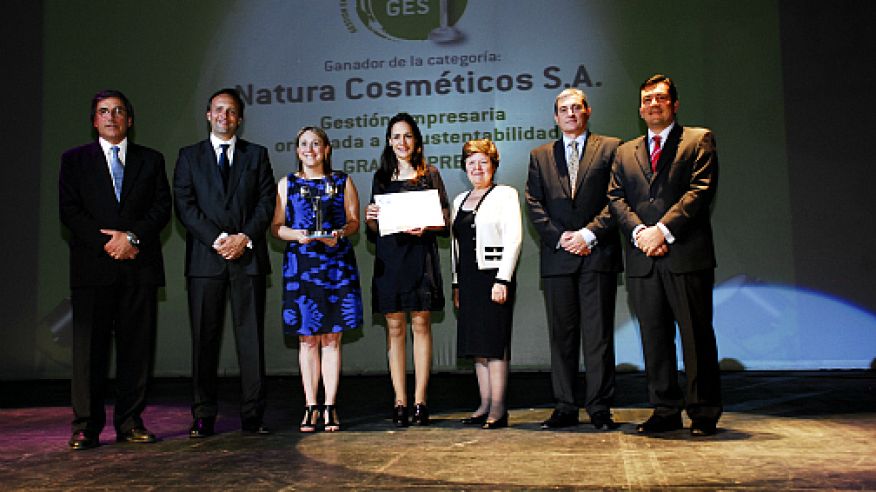 equipo-de-natura-recibiendo-el-premio-amcham